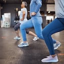 Este ejercicio sirve para mejorar la circulación en las piernas.