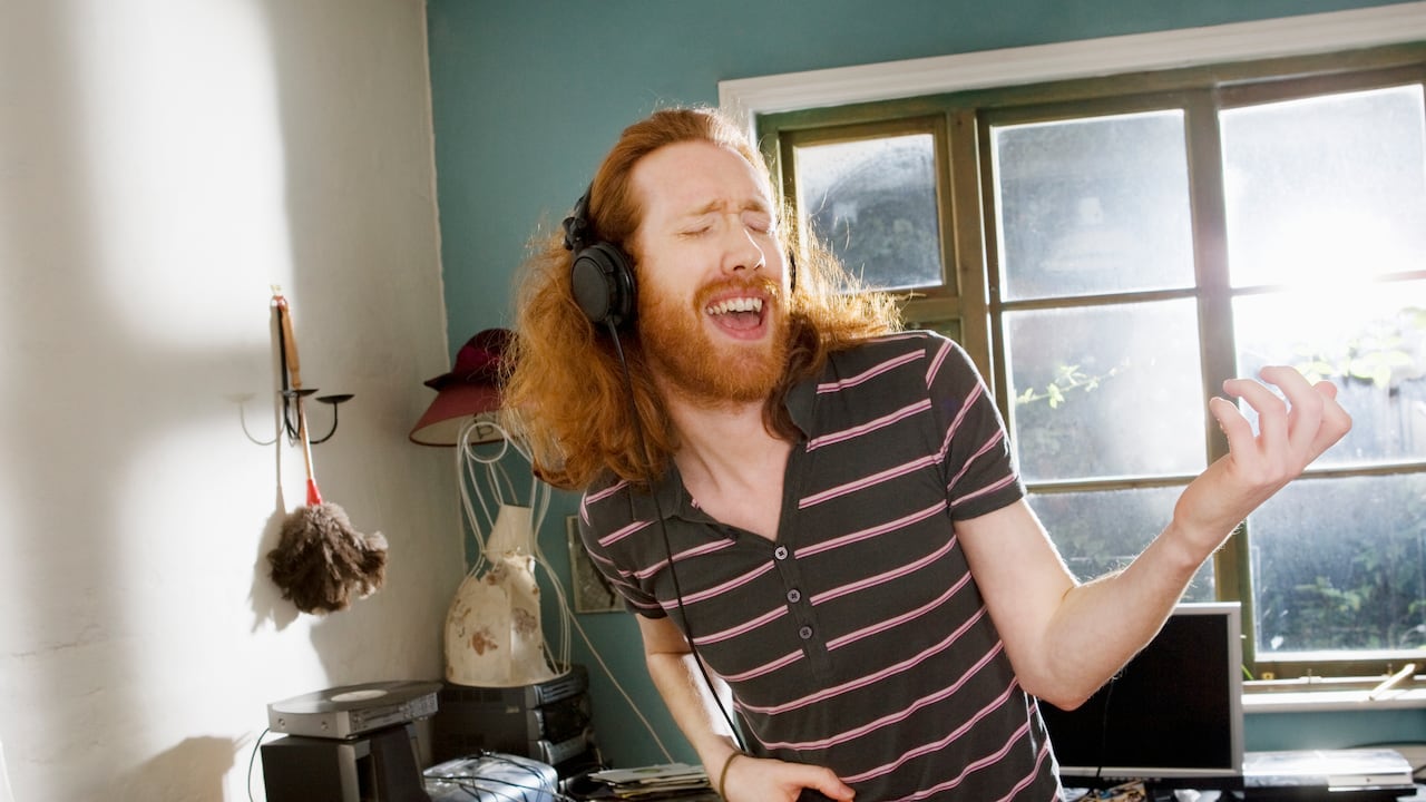 Escuchar música, en muchas ocasiones, proporciona felicidad.