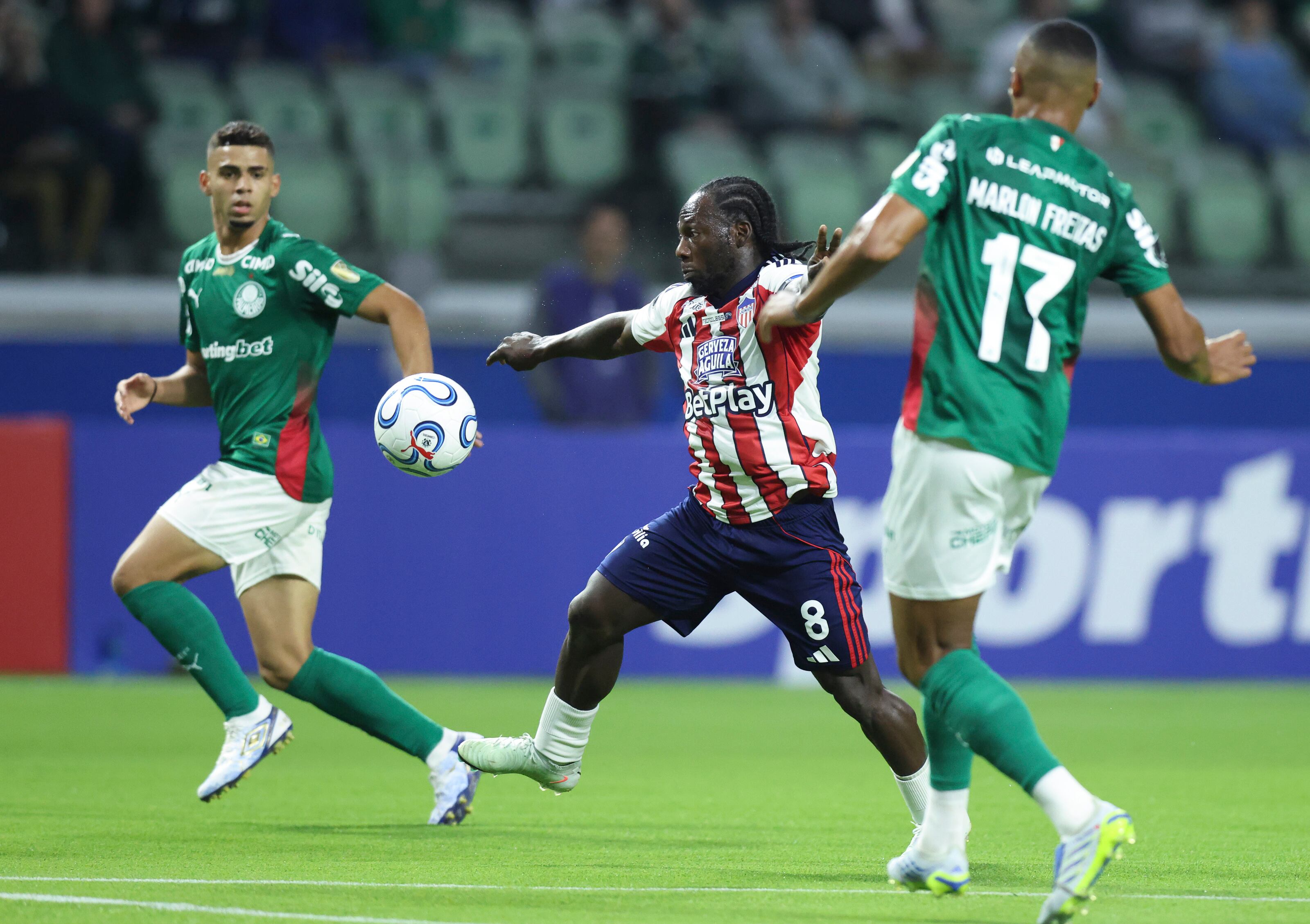 SAO PAULO, BRAZIL - MAY 28: Yimmi Chara of Junior FC controls the ball during a Copa CONMEBOL Libertadores Group F match between Palmeiras and Junior FC at Allianz Parque on May 28, 2026 in Sao Paulo, Brazil. (Photo by Alexandre Schneider/Getty Images)