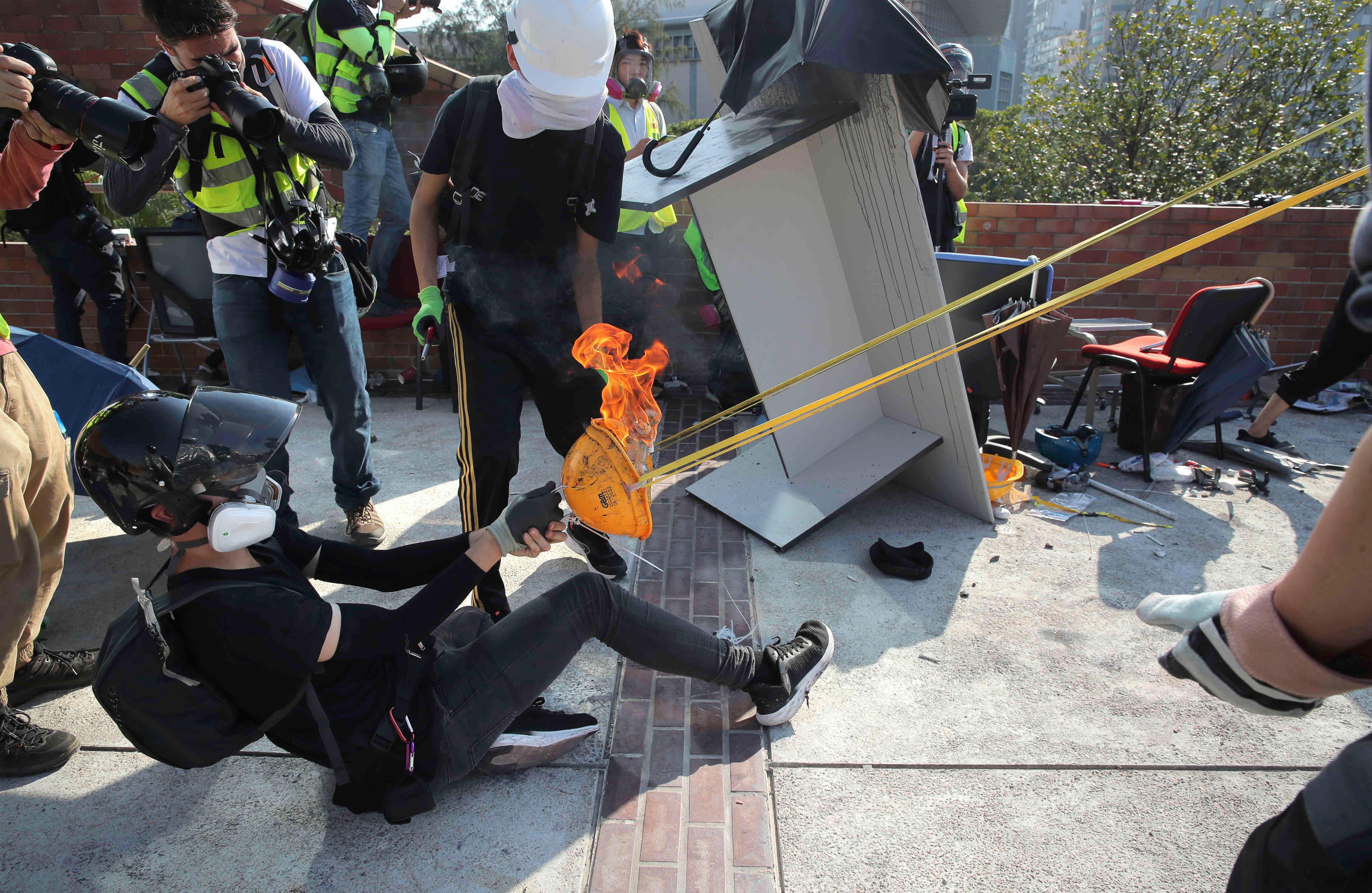 Ante el desespero de perder su semiautoomía, con caucheras y bolas de fuego varios ciudadanos atacaron a la fuerza pública de Hong Kong. Foto: AP.