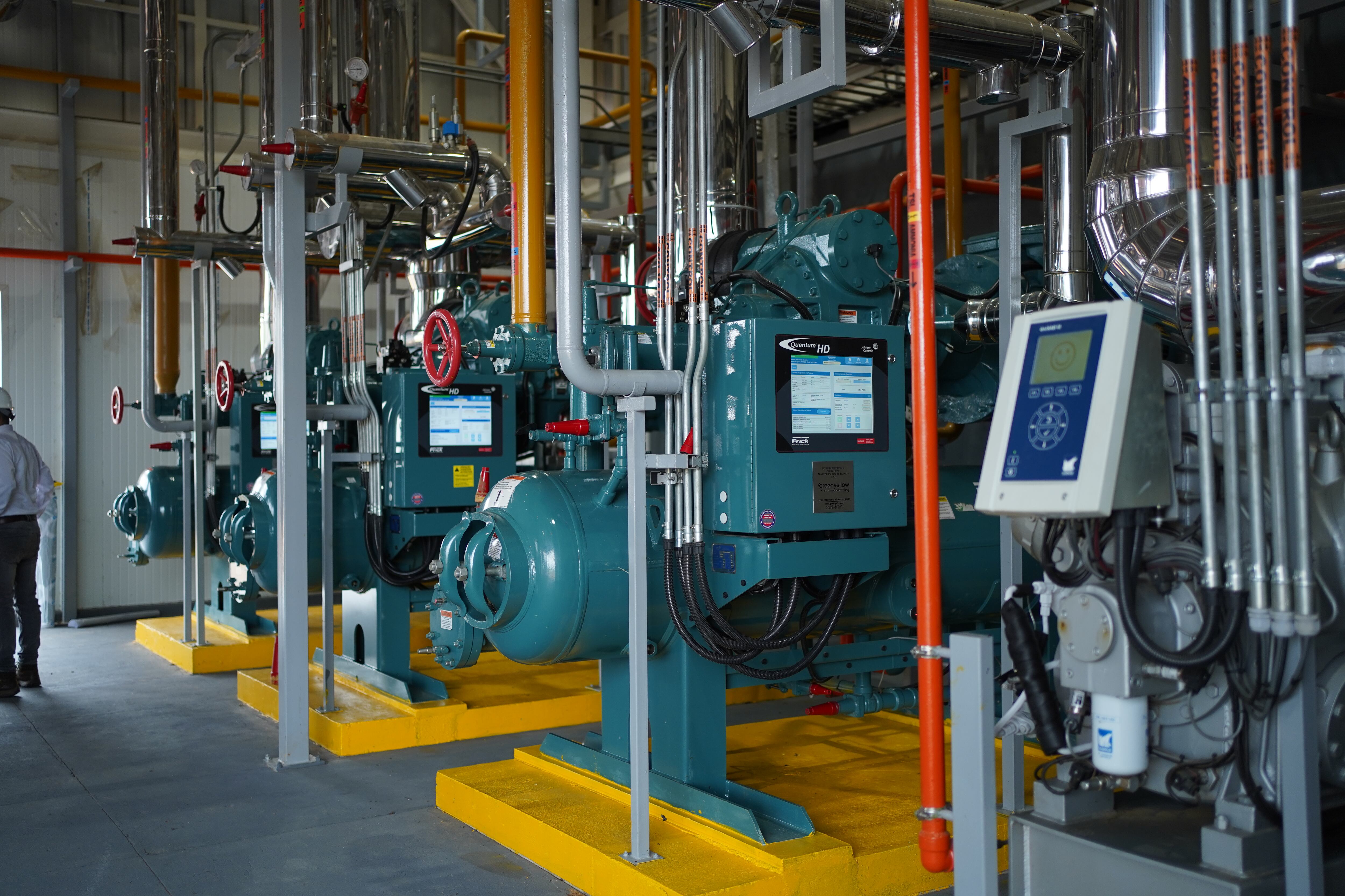 Este sistema de refrigeración es altamente eficiente y utiliza un refrigerante natural que no impacta negativamente el medio ambiente.