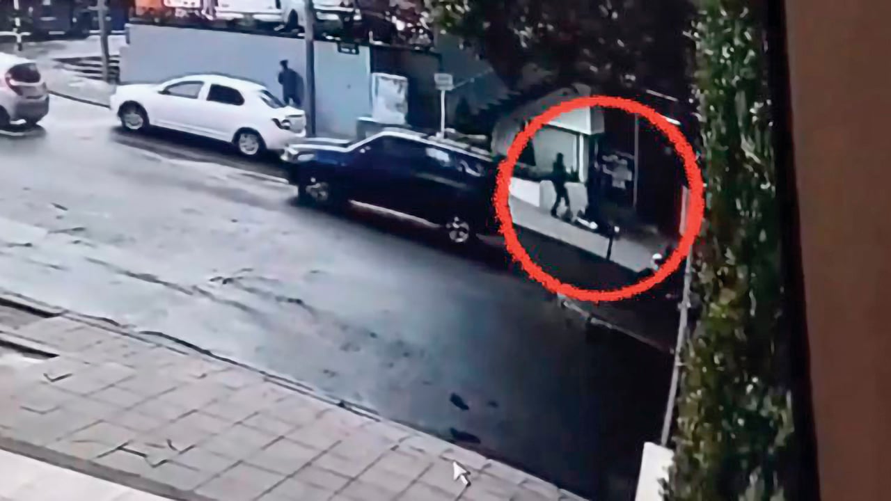 El sicario, en momentos en que asesinó al empresario Gabriel Aponte y a su escolta, Luis Gabriel Gutiérrez, el 11 de febrero de 2026, en Bogotá