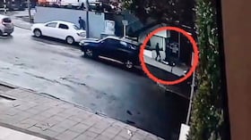 El sicario, en momentos en que asesinó al empresario Gabriel Aponte y a su escolta, Luis Gabriel Gutiérrez, el 11 de febrero de 2026, en Bogotá