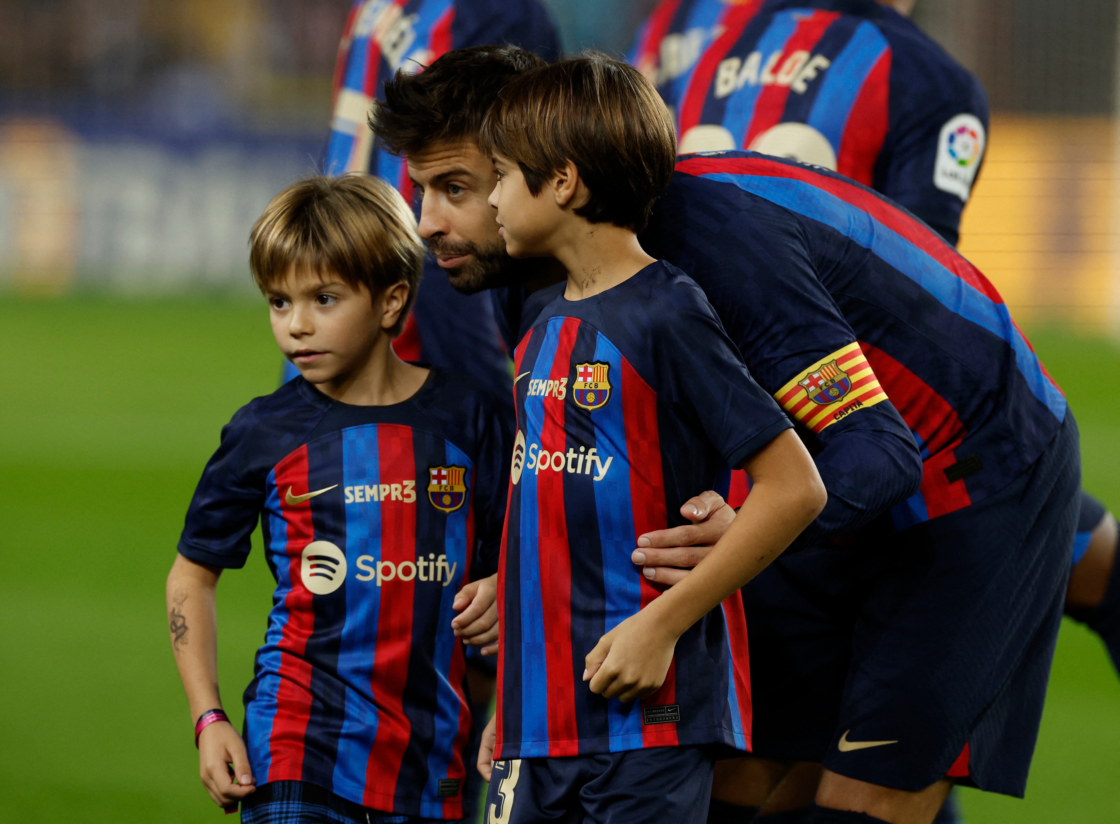 Soccer Football - LaLiga - FC Barcelona v Almeria - Camp Nou, Barcelona, Spain - November 5, 2022 FC Barcelona's Gerard Pique with his children before the match as he plays his last home match for FC Barcelona REUTERS/Albert Gea