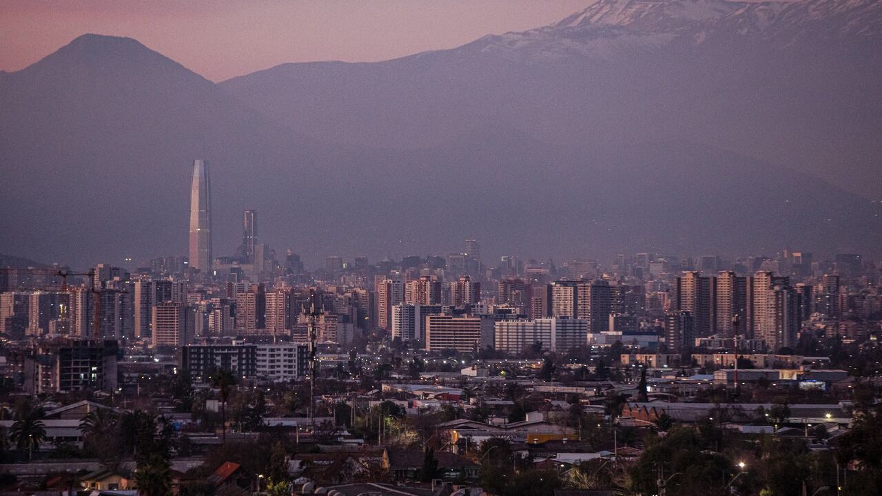 En caso de temblor y de activación de una alerta sísmica, se debe mantener la calma y si se encuentra en pisos bajos y es posible, se debe evacuar el inmueble y seguir las rutas de evacuación previamente establecidas.
