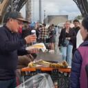 Colombiano se la rebusca en París