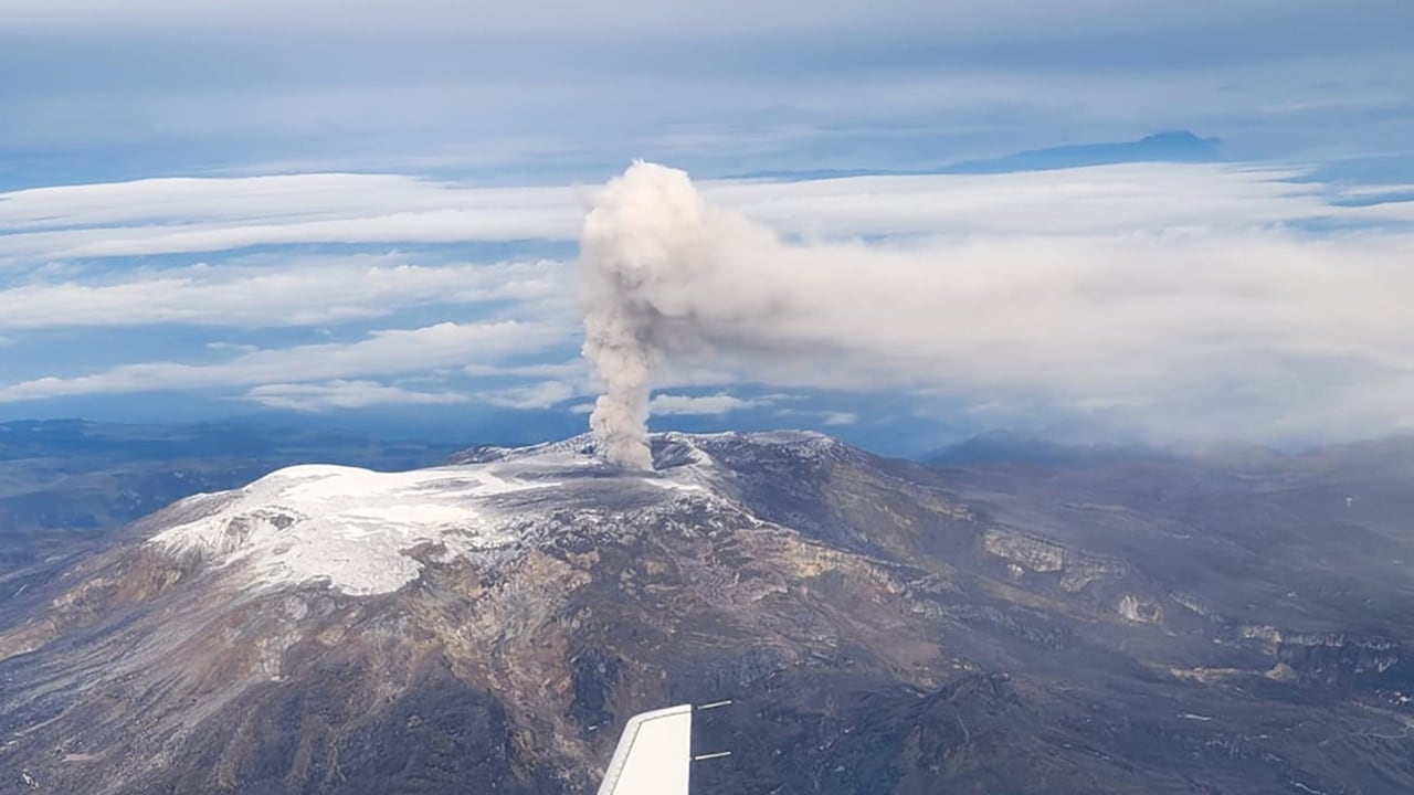 Volcán Nevado del Ruiz amenaza con erupcionar en días o semanas.