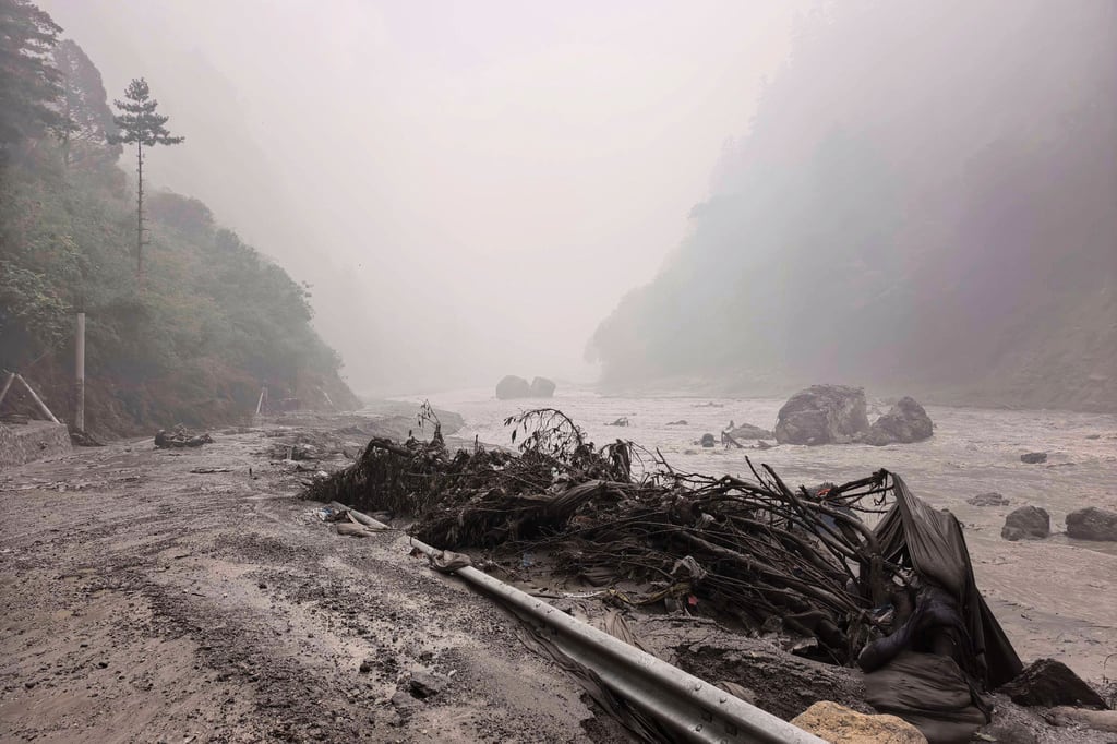 En esta fotografía difundida por la agencia de noticias Xinhua, se observa la orilla fangosa de un río con escombros cerca del puerto de Gyirong, en la región autónoma tibetana del suroeste de China, el miércoles 26 de agosto de 2026. (Xinhua vía AP)