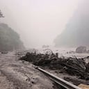 En esta fotografía difundida por la agencia de noticias Xinhua, se observa la orilla fangosa de un río con escombros cerca del puerto de Gyirong, en la región autónoma tibetana del suroeste de China, el miércoles 26 de agosto de 2026. (Xinhua vía AP)