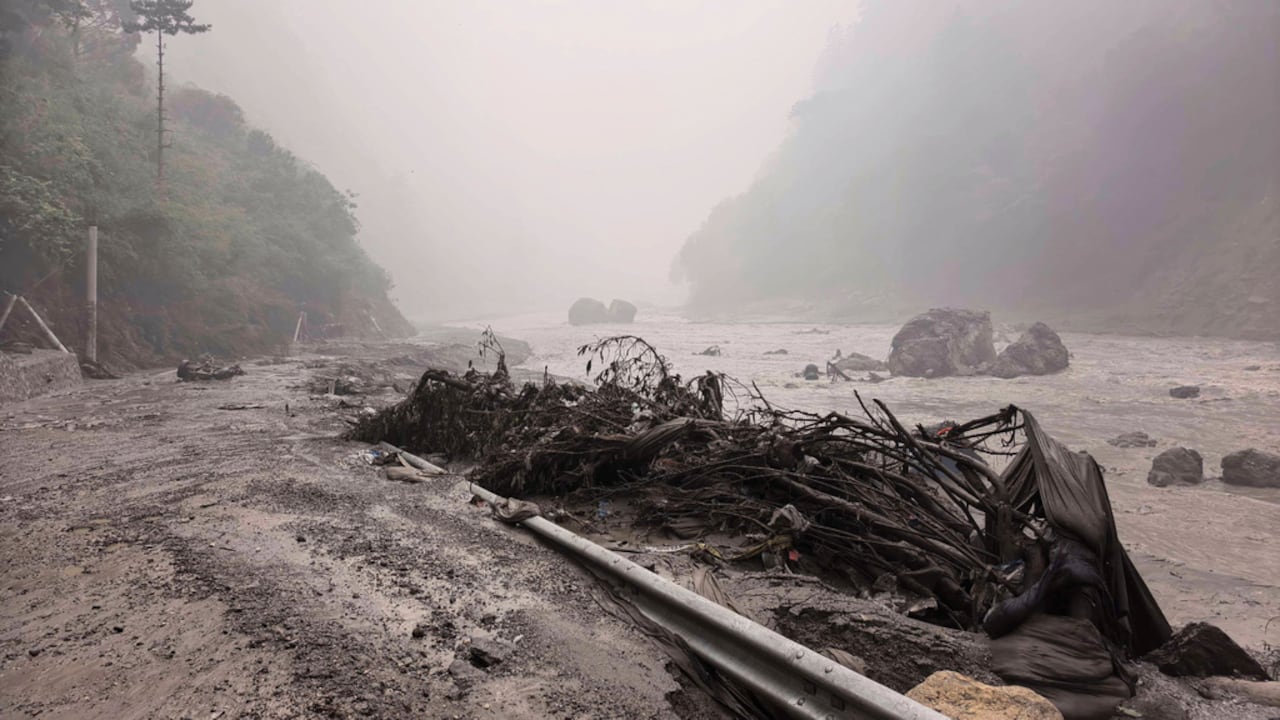 En esta fotografía difundida por la agencia de noticias Xinhua, se observa la orilla fangosa de un río con escombros cerca del puerto de Gyirong, en la región autónoma tibetana del suroeste de China, el miércoles 26 de agosto de 2026. (Xinhua vía AP).