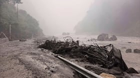 En esta fotografía difundida por la agencia de noticias Xinhua, se observa la orilla fangosa de un río con escombros cerca del puerto de Gyirong, en la región autónoma tibetana del suroeste de China, el miércoles 26 de agosto de 2026. (Xinhua vía AP)