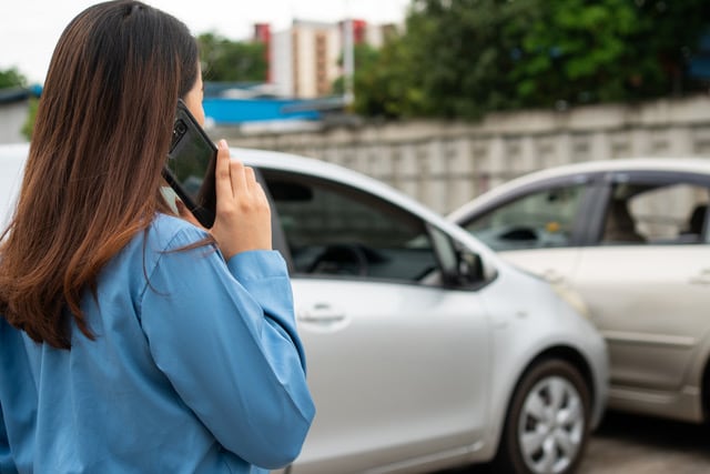Esperar innecesariamente a un agente de tránsito tras un choque menor puede generar congestión y afectar la movilidad.