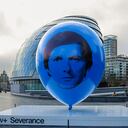 Viajeros londinenses camino al trabajo en una instalación de "Severance" en More London Riverside el 26 de marzo de 2025 en Londres, Inglaterra.