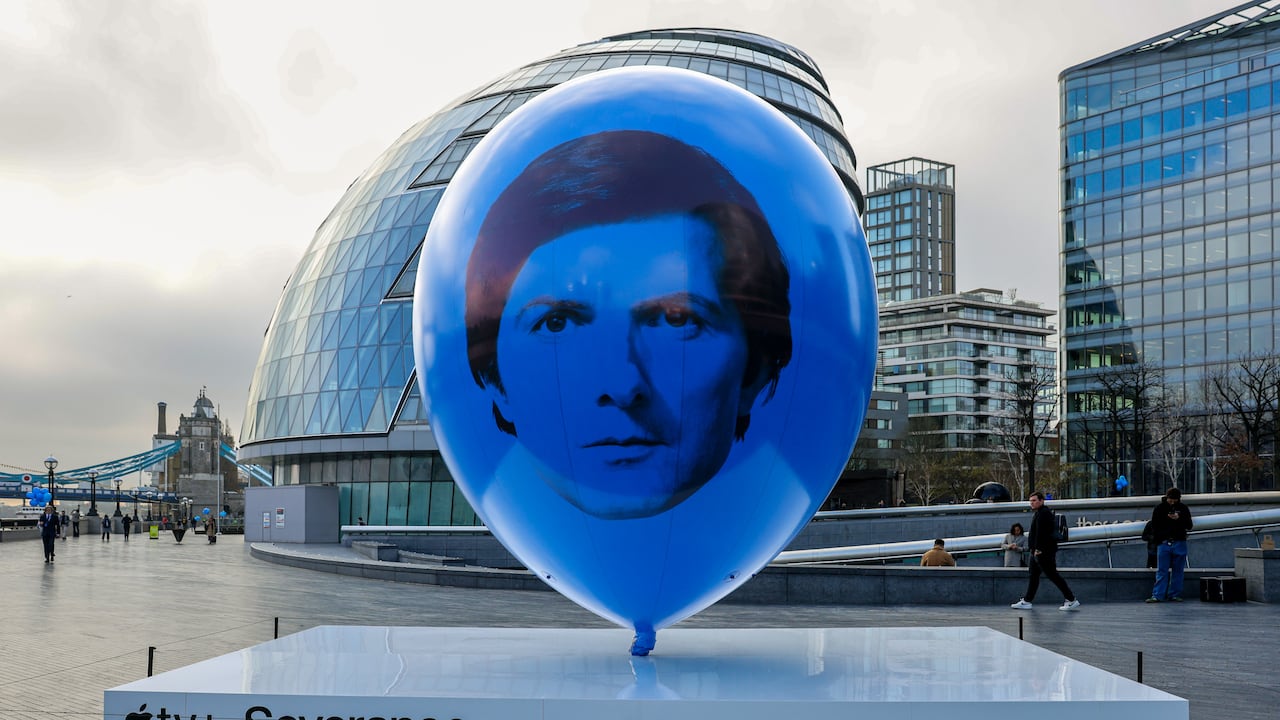 Viajeros londinenses camino al trabajo en una instalación de "Severance" en More London Riverside, en Londres, Inglaterra.