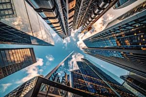 La inversión en bienes raíces ha demostrado consistentemente rendimientos superiores a la inflación.