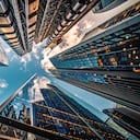 La inversión en bienes raíces ha demostrado consistentemente rendimientos superiores a la inflación.