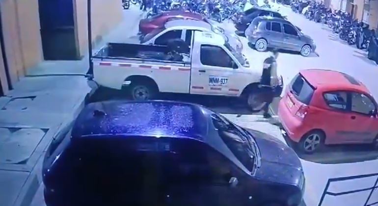 Señalado homicida de Stephanía Franco saliendo del conjunto residencial