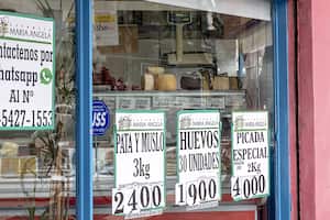 Precios exhibidos en una carnicería en Buenos Aires, Argentina, el viernes 18 de agosto de 2023. La inflación en Argentina seguramente se acelerará drásticamente en agosto y septiembre después de que el banco central devaluara el tipo de cambio oficial del peso en un 18% el 14 de agosto. Fotógrafo: Erica Canepa/Bloomberg vía Getty Images