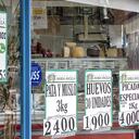 Precios exhibidos en una carnicería en Buenos Aires, Argentina, el viernes 18 de agosto de 2023. La inflación en Argentina seguramente se acelerará drásticamente en agosto y septiembre después de que el banco central devaluara el tipo de cambio oficial del peso en un 18% el 14 de agosto. Fotógrafo: Erica Canepa/Bloomberg vía Getty Images