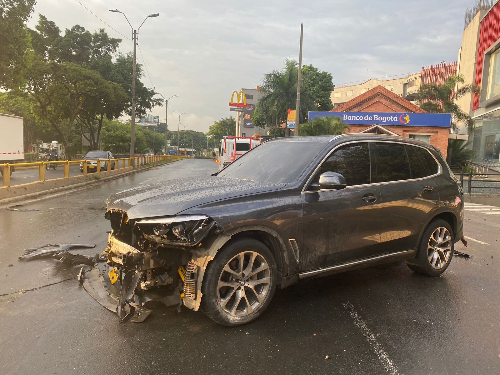 Lujoso vehículo protagonizó aparatoso accidente en el norte de Cali.