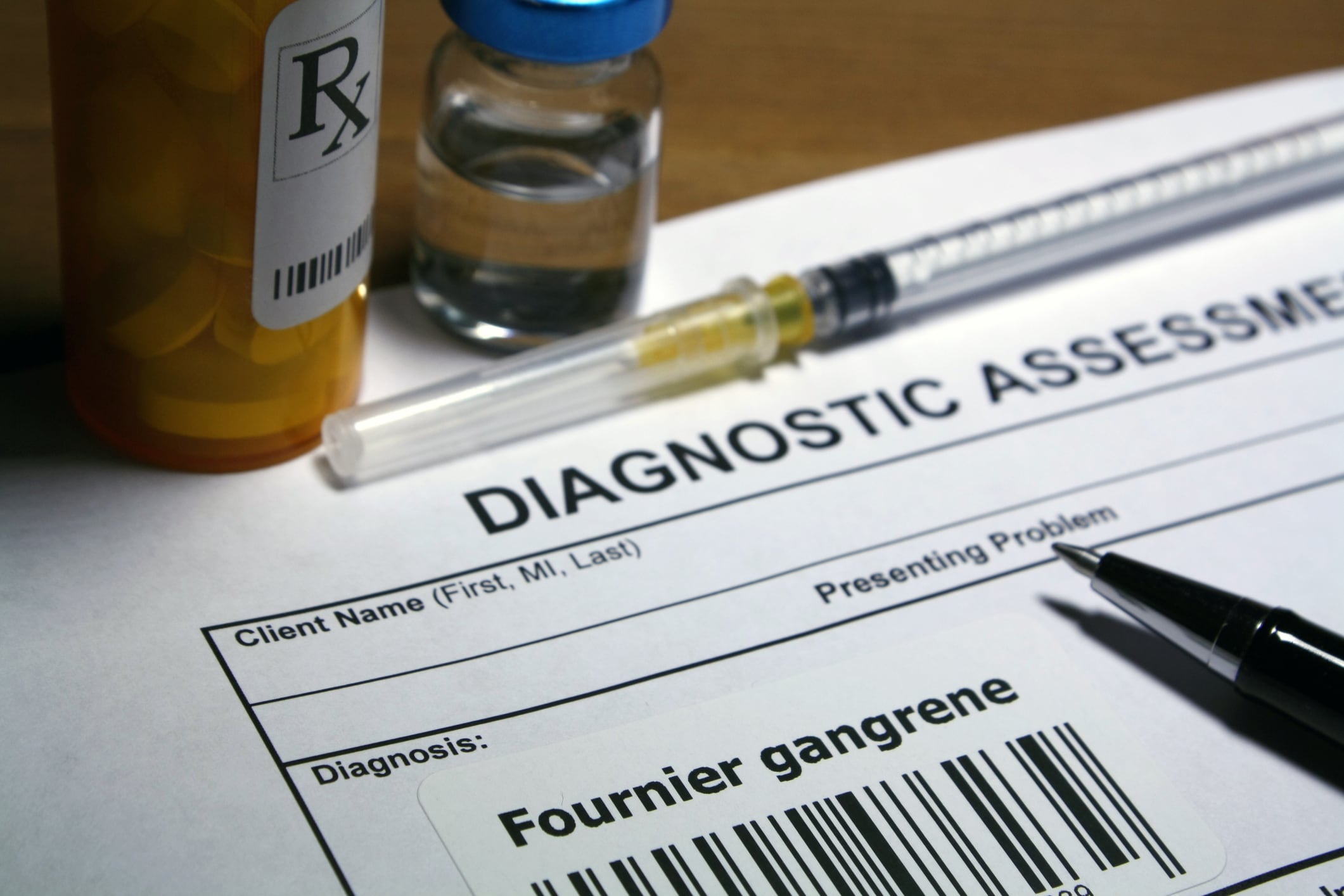 El pie de Louise mostrando los efectos de la infección antes de la cirugía, con una notable hinchazón y enrojecimiento.