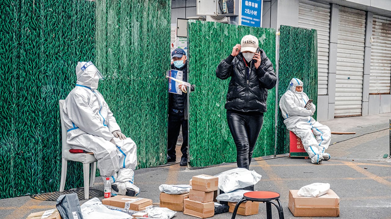 Los ciudadanos chinos viven de nuevo estrictos encierros y restricciones por el aumento de casos de covid-19.
