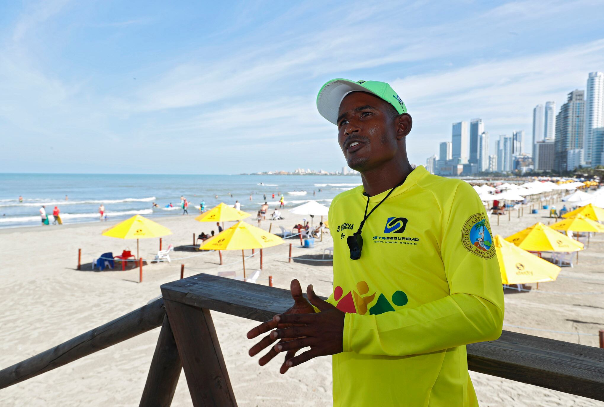 Xavier Garcia Cervantes, salvavidas de Cartagena, ha sufrido el incumplimiento de su salario, contratación por 1 o 2 meses y el maltrato de los turistas que van a las playas de Bocagrande. Aún así, ama ser salvavidas.
Cartagena, enero 10 del 202.
Foto Guillermo Torres Reina / Semana