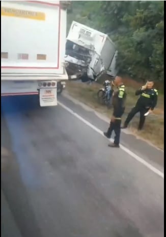 Aunque los uniformados llegaron al lugar, no pudieron hacer nada para salvaguardar la mercancía que transportaba el camión siniestrado.