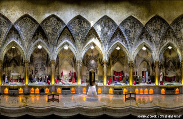 "Me gusta cómo estos edificios permiten a la luz acceder al interior y las columnas son especiales también, ya que dividen el espacio interior y ofrecen cierta profundidad a la fotografía". En la imagen, la antigua casa de baños Vakil, en Shiraz.
