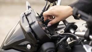 ¿Cuánto tiempo se debe calentar el motor de una moto?