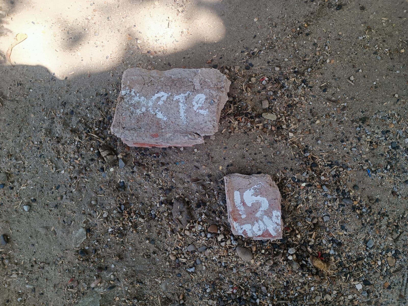 Piedras lanzadas por los criminales.