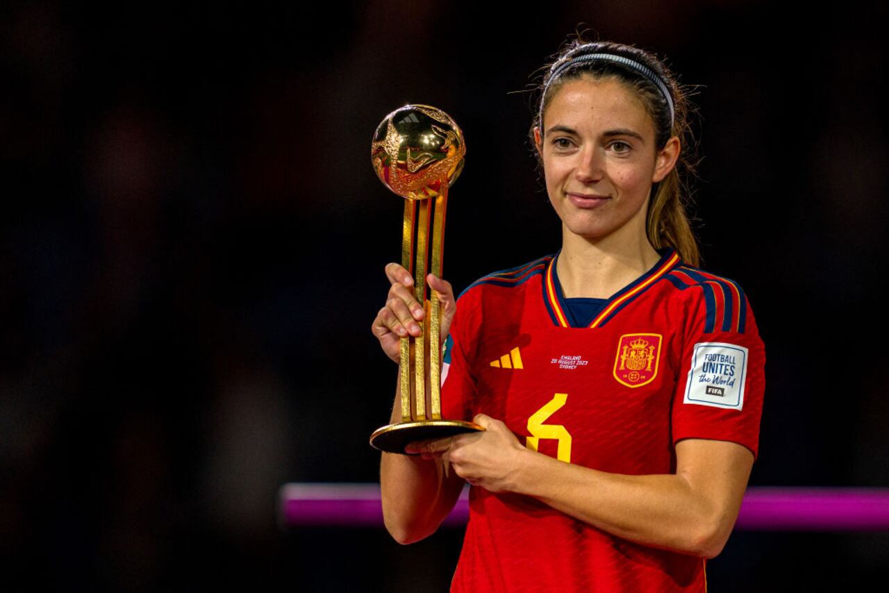 Aitana Bonmatí con el trofeo del Balón de Oro del Mundial Femenino 2023.