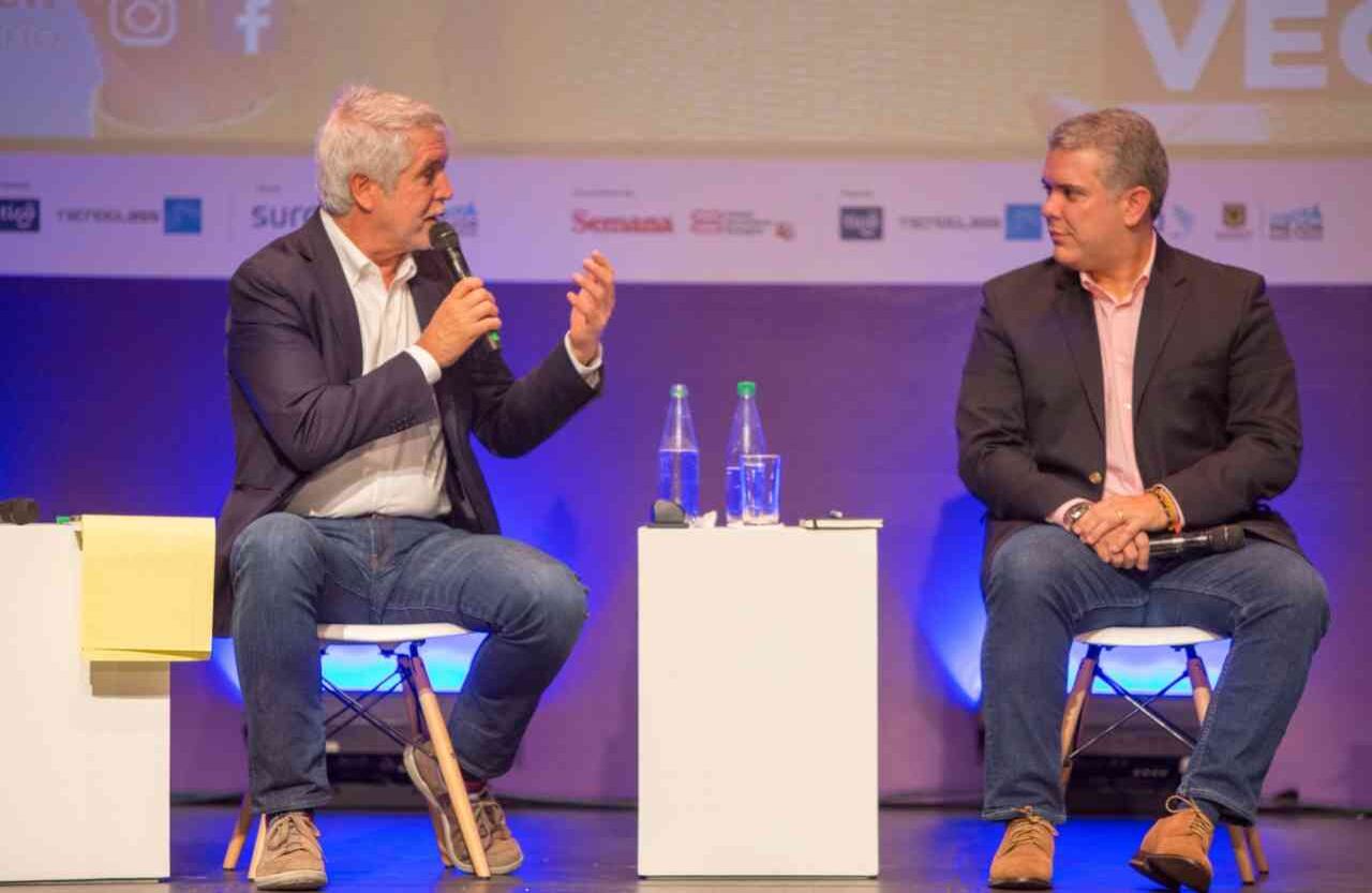 El alcalde de Bogotá Enrique Peñalosa y el presidente Iván Duque estuvieron en el Gimnasio Moderno el 22 de septiembre, en el conversatorio "El presidente y la economía naranja'.
