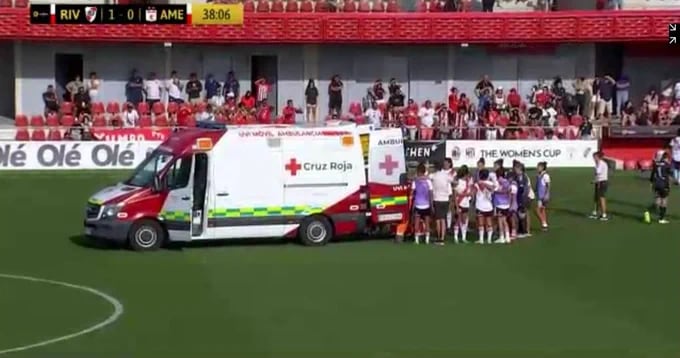 Jugadora de River Plate sufrió un desvanecimiento con convulsiones en medio del partido frente al América de Cali
