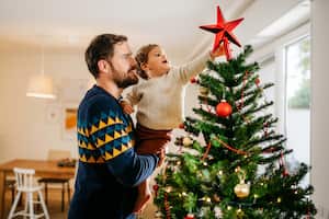 Desde mercados locales hasta opciones en línea, desentrañamos los secretos para conseguir árboles de Navidad económicos en todo Colombia.