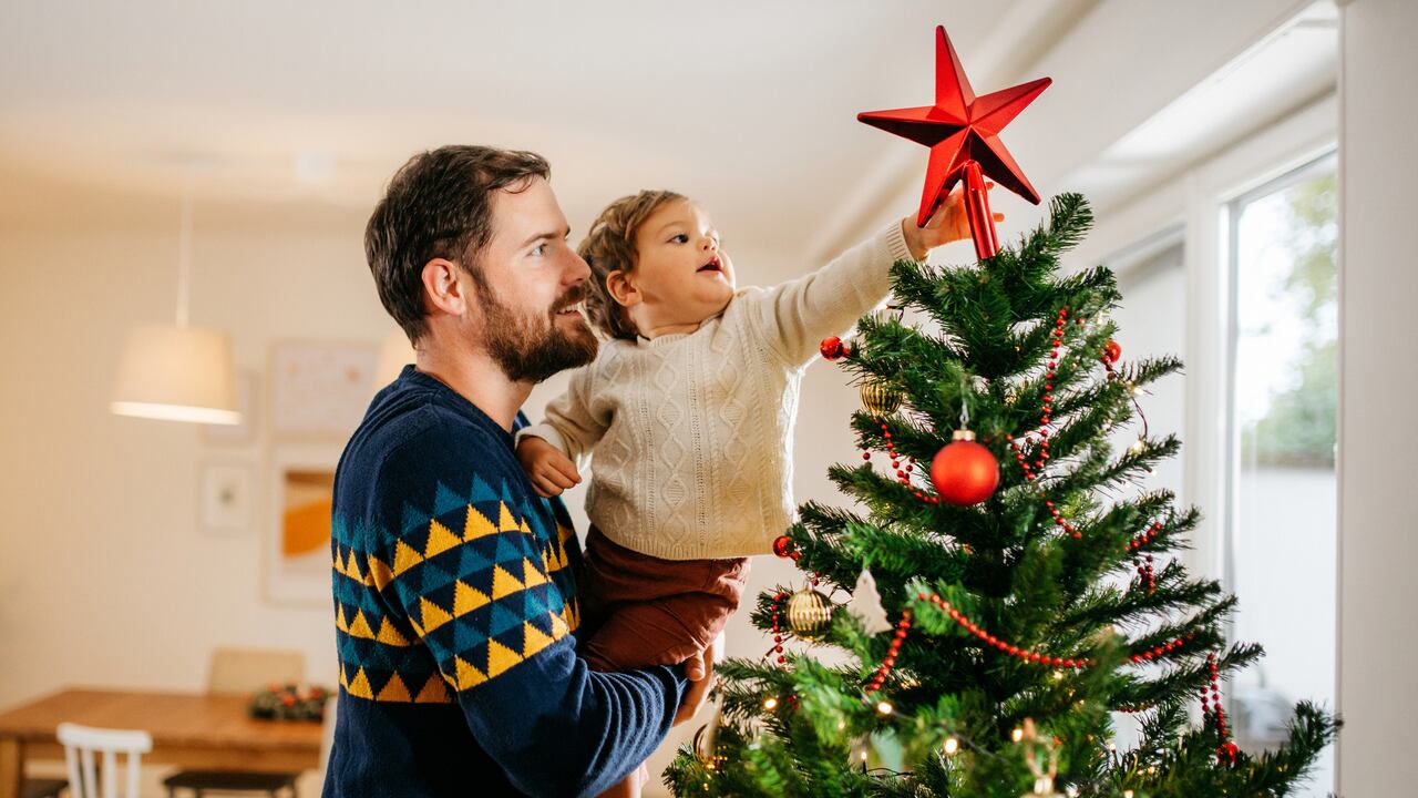 El árbol de Navidad también necesita de mantenimiento para así lograr que siempre se vea bien.