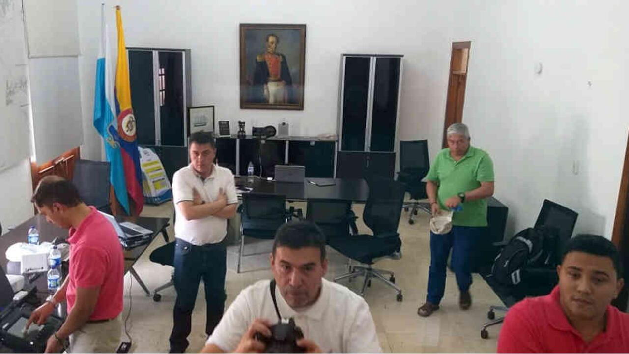 A la izquierda puede verse uno de los equipos presuntamente analizados. El asesor del alcalde (e) Rugeles, Emir Castro, está en la esquina inferior derecha.