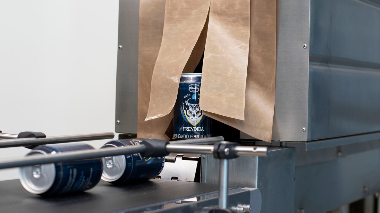 La Universidad de Santiago de Cali es la única institución educativa que produce cerveza en el mundo y es pionera en ofrecer cerveza artesanal enlatada.