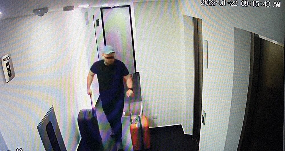 DOMINGO 22 DE ENERO, 9:12 A. M. John Poulos empieza a sacar las pertenencias de Valentina. Lo hace en al menos tres oportunidades y baja los elementos al vehículo que tiene en el parqueadero. 