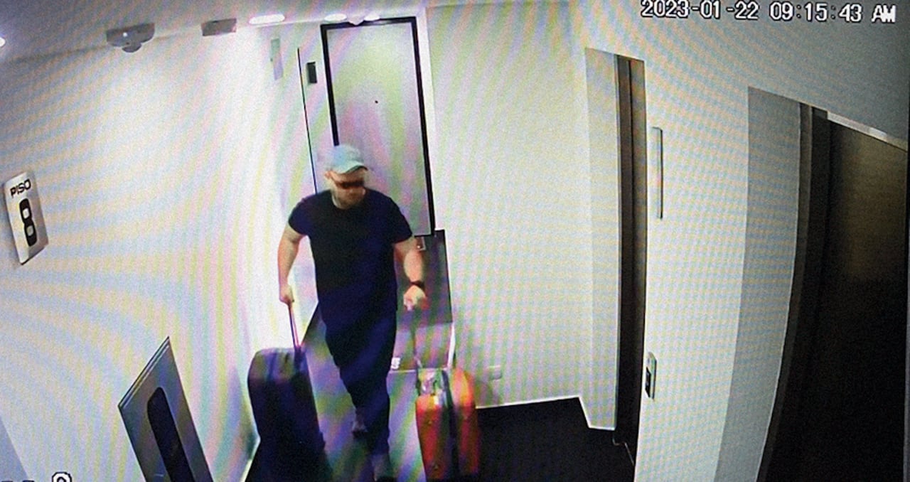 DOMINGO 22 DE ENERO, 9:12 A. M. John Poulos empieza a sacar las pertenencias de Valentina. Lo hace en al menos tres oportunidades y baja los elementos al vehículo que tiene en el parqueadero.