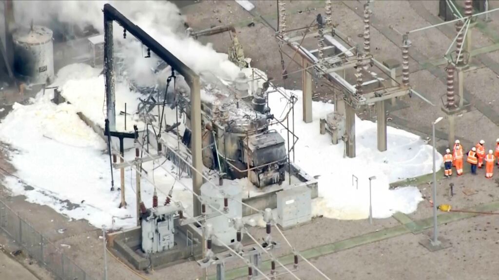 Esta imagen, tomada de un video, muestra a los bomberos trabajando para asegurar el área de un incendio en la subestación eléctrica de North Hyde, que se incendió el jueves por la noche y provocó el cierre del Aeropuerto de Heathrow en Londres
