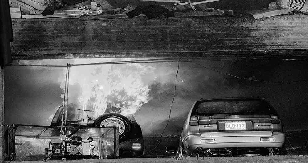 En llamas quedaron algunos de los vehículos que estaban en el Club al momento de la explosión.