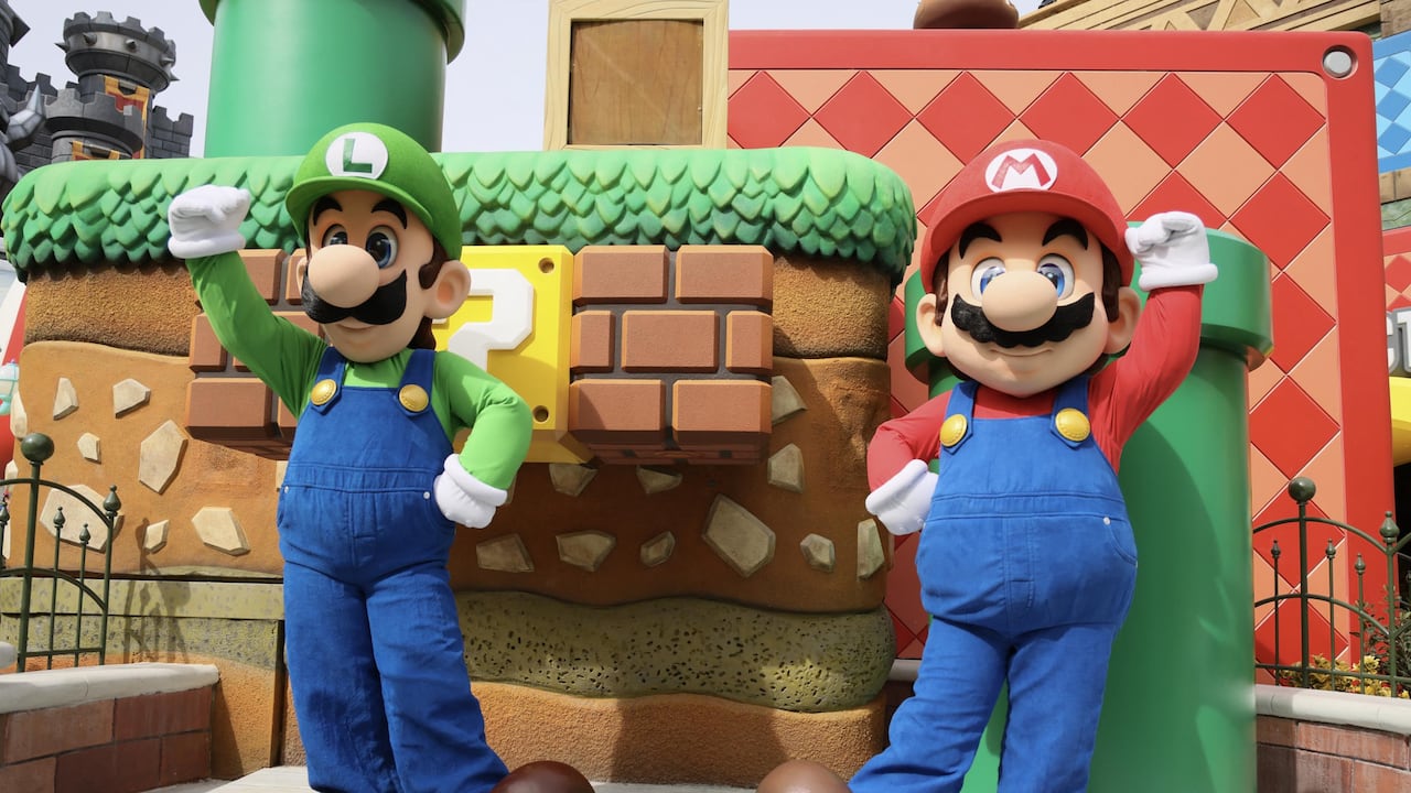 Existen dos grandes parques temáticos de Super Mario Bros en el mundo, uno está en la ciudad de Osaka (Japón) y el otro, inaugurado en febrero de 2023, está en Los Ángeles (EE. UU.).