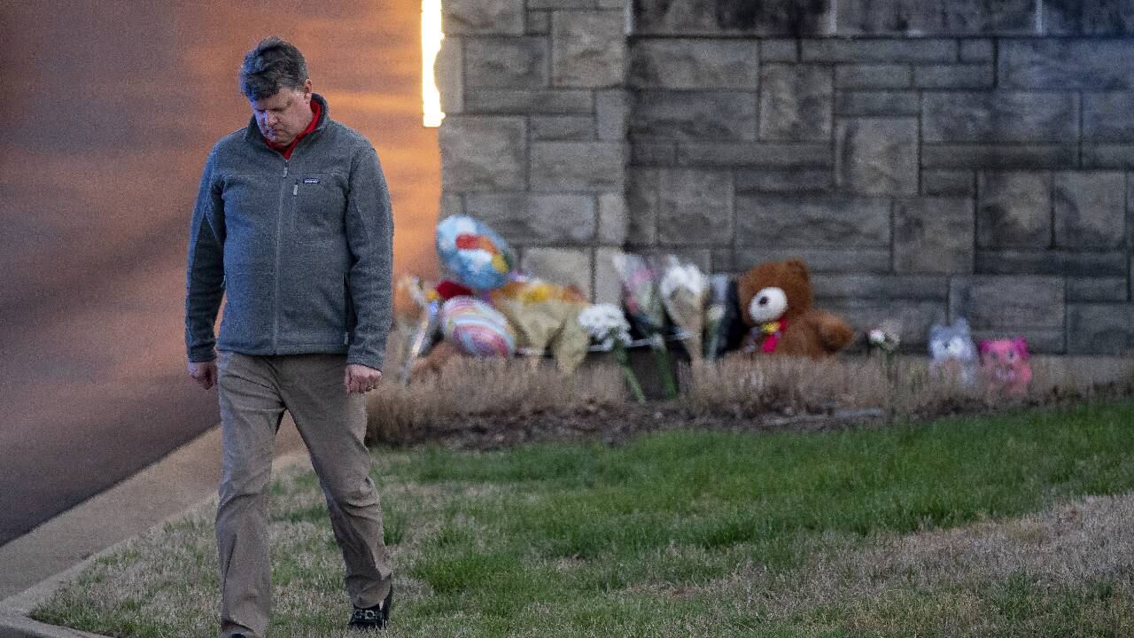 Curtis McDowell, que vive cerca de la escuela Covenant, se aleja después de colocar flores frente a la entrada de la escuela en Nashville, Tennessee.