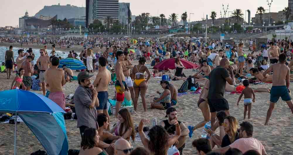 8. Después de 3 meses, Barcelona reabrió sus playas este fin de semana, cuando el Gobierno de España puso fin al estado de emergencia nacional, permitiendo que sus residentes viajaran libremente por el país. Sus playas, apeteciadas por los colombianos, lucían así este 21 de junio.