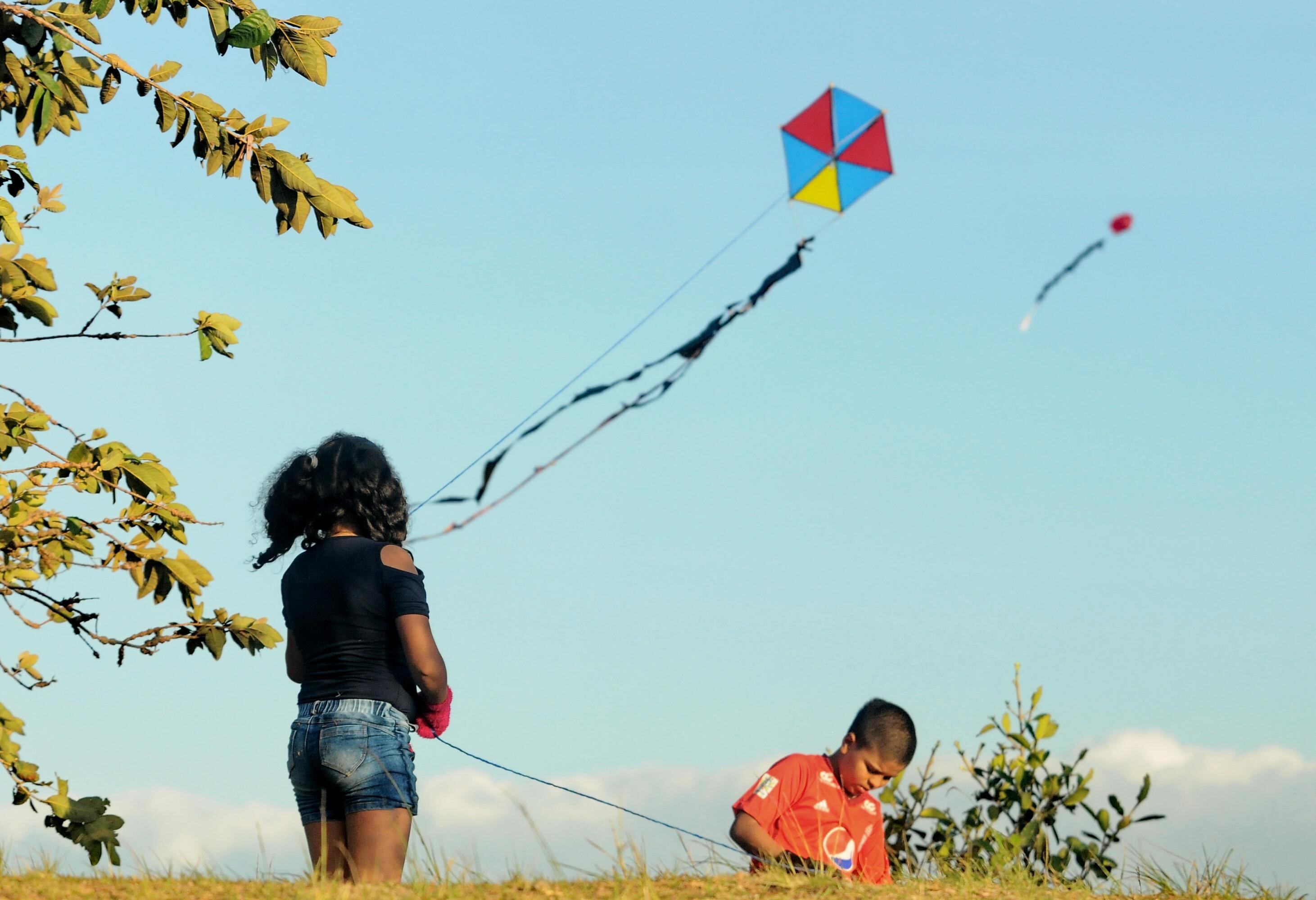 Elevar cometas durante el mes de agosto, que ya cuenta sus últimos días. (Imagen de referencia tomada de El País)