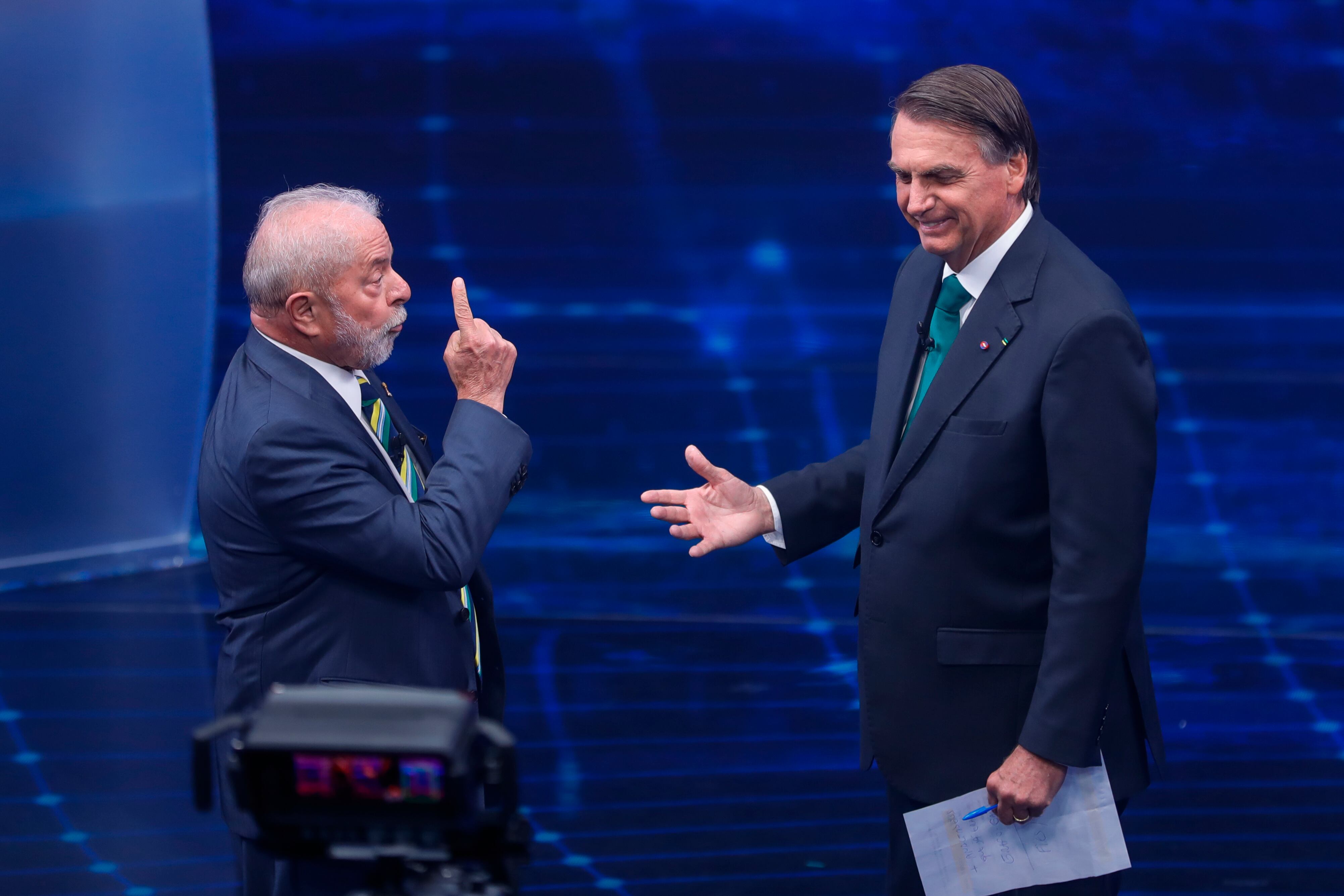 El expresidente de Brasil, Luiz Inácio Lula da Silva, quien vuelve a postularse para el cargo, a la izquierda, se enfrenta a Jair Bolsonaro en un debate presidencial en Bandeirantes Television en Sao Paulo, Brasil, el domingo 16 de octubre de 2022. La segunda vuelta de las elecciones presidenciales está fijada para octubre 30.