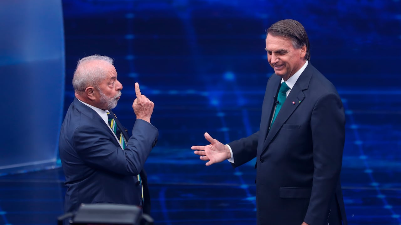 El expresidente de Brasil, Luiz Inácio Lula da Silva, quien vuelve a postularse para el cargo, a la izquierda, se enfrenta a Jair Bolsonaro en un debate presidencial en Bandeirantes Television en Sao Paulo, Brasil, el domingo 16 de octubre de 2022. La segunda vuelta de las elecciones presidenciales está fijada para octubre 30. (AP Photo/Marcelo Chello)