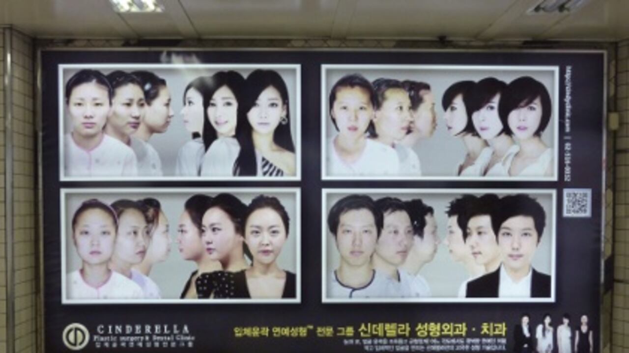 Este cartel en el metro de Seúl anuncia una clínica de cirugía estética.