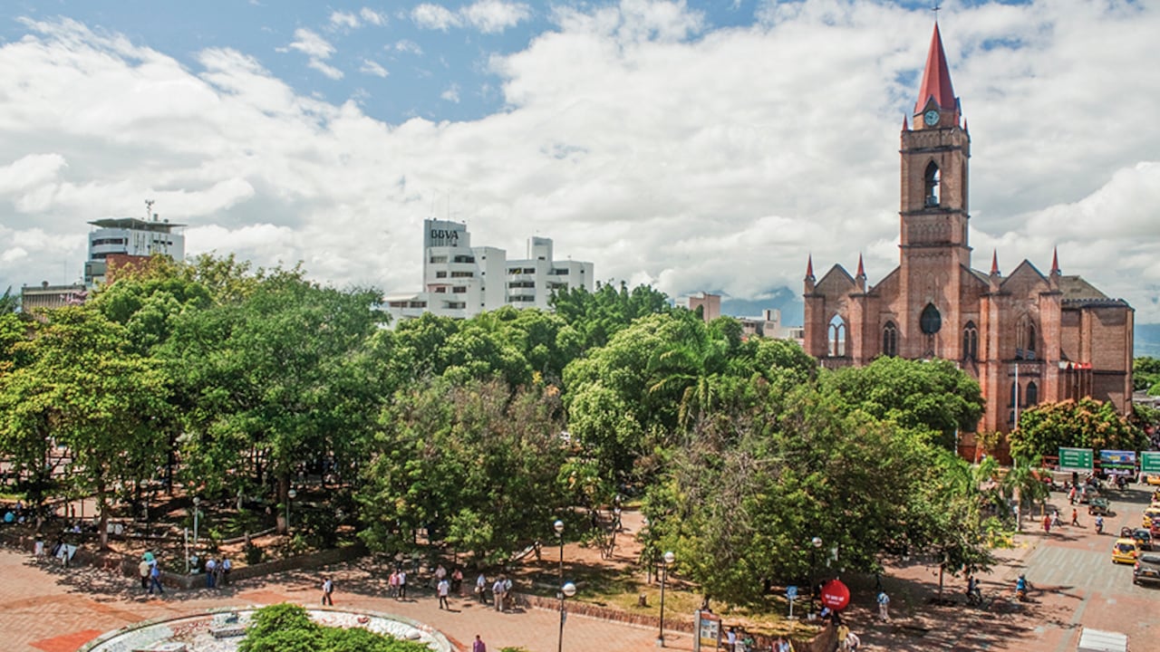 Imagen panorámica del parque Santander de Neiva, ubicado en el centro de la capital huilense e inaugurado por segunda vez en 1940. Desde esa fecha recibe el actual nombre.